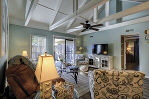 TV - Updated Luxury 2 BR condo King Queen Private Deck Bikes & Beach Gear included (Hilton Head Island)