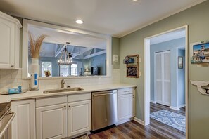 Réfrigérateur, micro-ondes, lave-vaisselle, cafetière/bouilloire