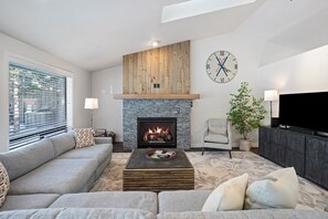 Smart TV, fireplace - 4 Mugho - Favorite Home & Location, SHARC Passes, Sauna (Sunriver)