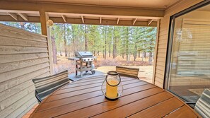 Outdoor dining - 4 Mugho - Favorite Home & Location, SHARC Passes, Sauna (Sunriver)