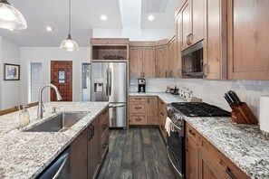 Fridge, microwave, oven, stovetop - 4 Mugho - Favorite Home & Location, SHARC Passes, Sauna (Sunriver)