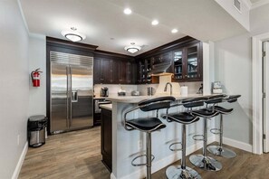 Fridge, oven, stovetop, dishwasher