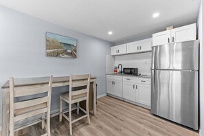 Een koelkast, een microgolfoven, een kookplaat