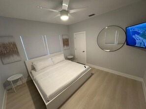 4 bedrooms, desk, iron/ironing board, travel cot