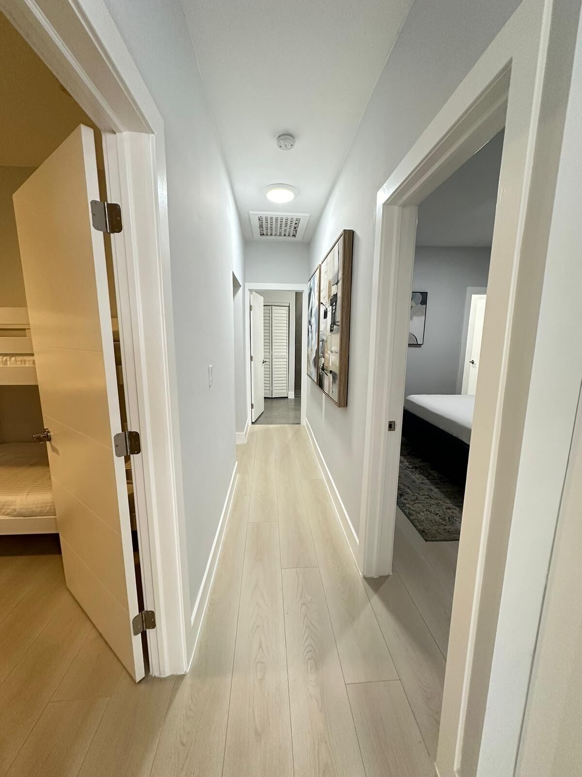 4 slaapkamers, een strijkplank/strijkijzer, reisbedje, wifi