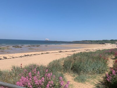 Next To The Beach - North Berwick

(30 mins via train from Edinburgh)