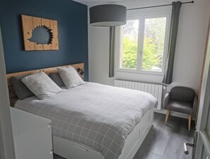 4 bedrooms, desk, travel cot, free WiFi