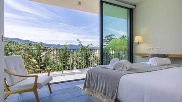 5 bedrooms, iron/ironing board, internet, bed sheets