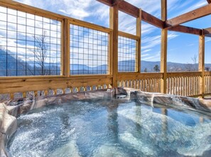Outdoor spa tub - Breathtaking view! Hot tub,  Pool table, Free ticket to Anakeesta and Dollywood (Gatlinburg)