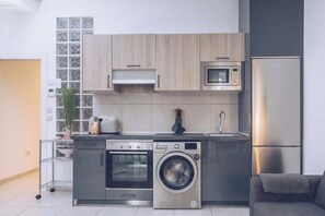 Kylskåp och grytor/köksredskap