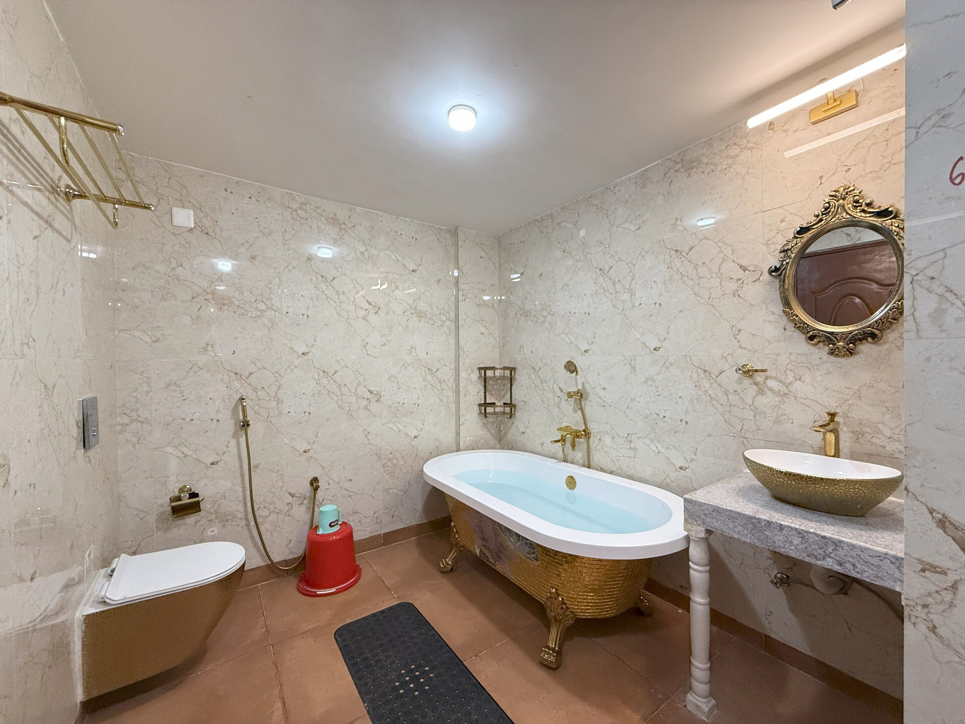 Presidentiële suite, 1 kingsize bed met slaapbank, uitzicht op bergen | Badkamer | Een bad/douchecombinatie, een regendouche, gratis toiletartikelen
