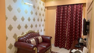 ห้องเพรสซิเดนเชียลสวีท, เตียงคิงไซส์ 1 เตียง และโซฟาเบด, วิวภูเขา | บริเวณนั่งเล่น | ทีวีจอแอลอีดี 32 นิ้ว พร้อมช่องเคเบิล