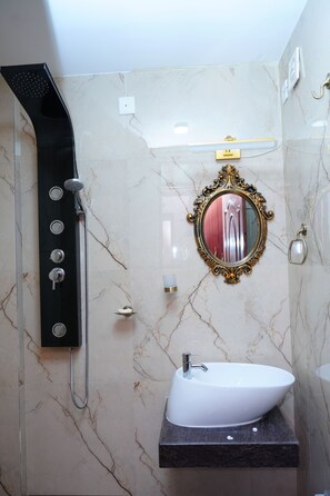 Chambre Affaires, vue montagne | Salle de bain | Ensemble douche/baignoire, douche à « effet pluie »