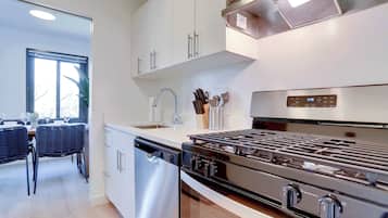 Fridge, oven, stovetop, dishwasher