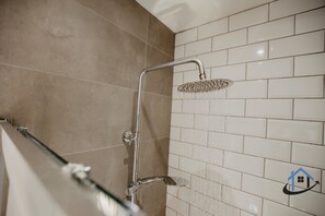 Hair dryer, towels, toilet paper - Contemporary flat, sleeps 4, very central, parking
 (Northampton)