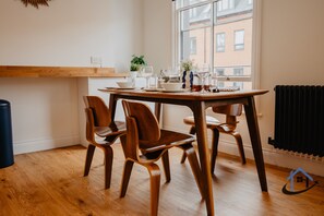 Dining - Contemporary flat, sleeps 4, very central, parking
 (Northampton)