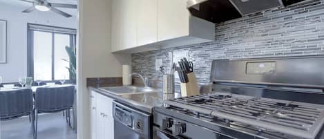 Fridge, oven, stovetop, dishwasher