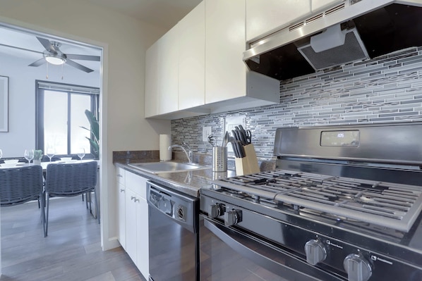Fridge, oven, stovetop, dishwasher