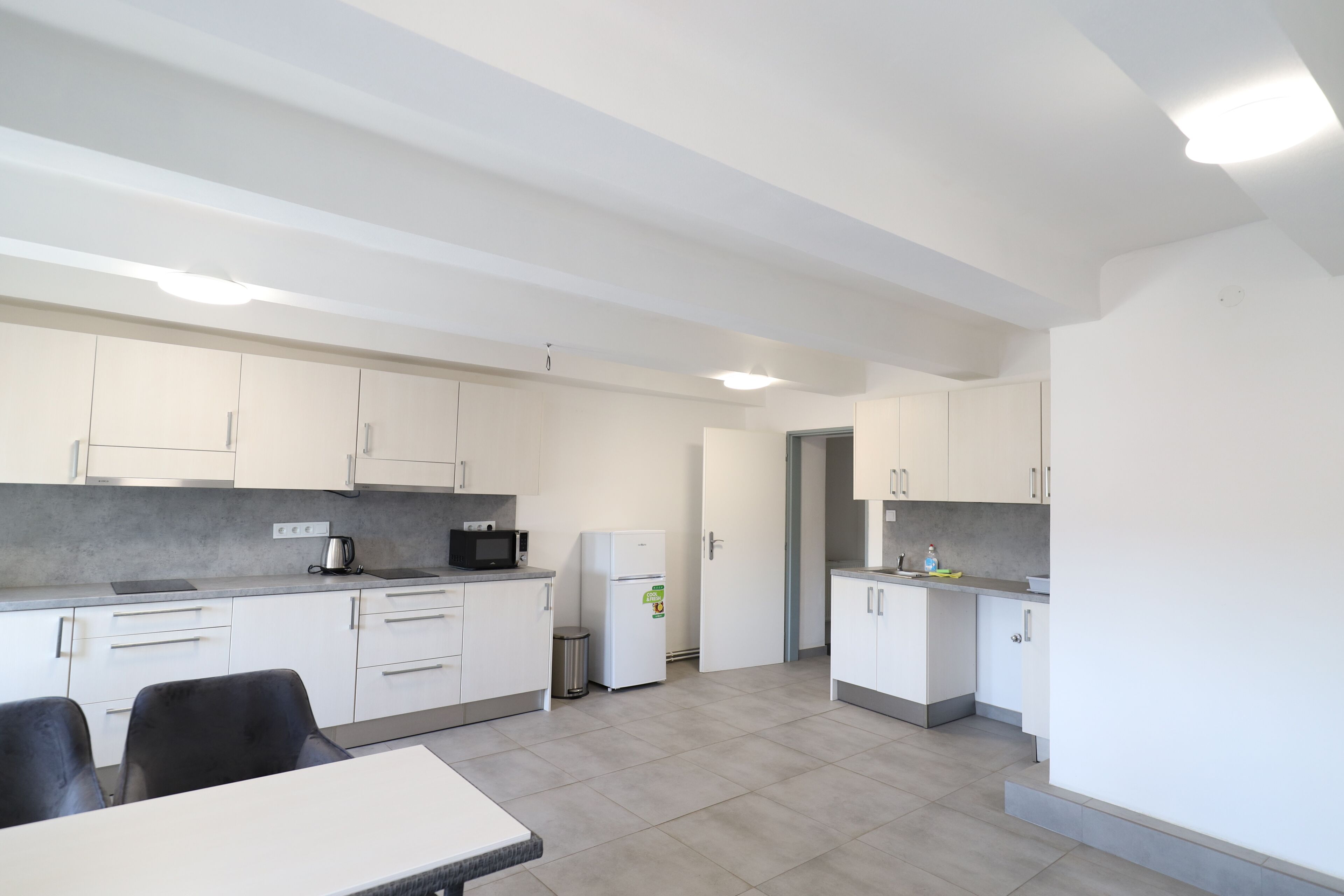 Full-size fridge, oven, dishwasher