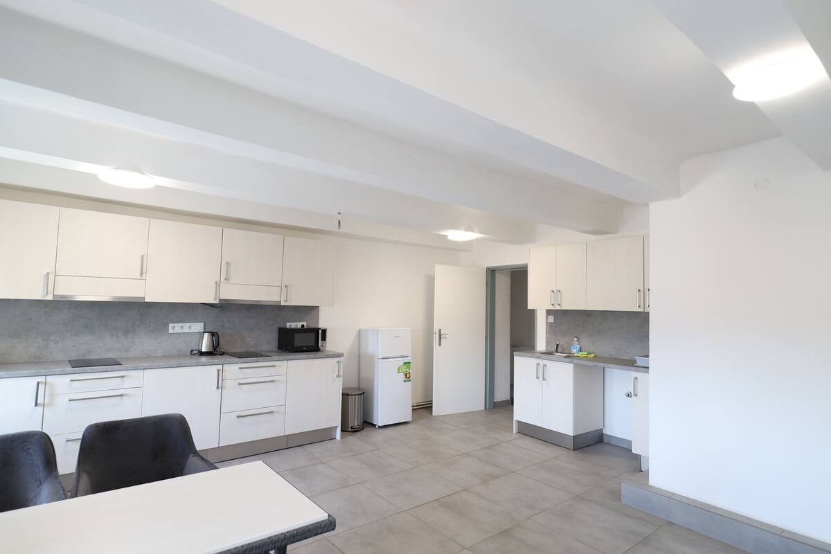 Full-sized fridge, oven, dishwasher