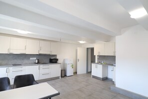 Full-size fridge, oven, dishwasher