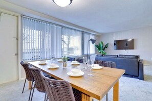 Dining - Crystal City Apt W Easy Metro Access (Arlington)