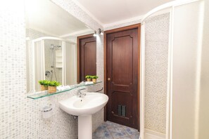 Dusche, Bidet, Handtücher, Seife