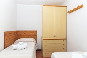 2 bedrooms, WiFi, bed sheets