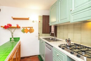 Kjøleskap, ovn, kokeplater og oppvaskmaskin