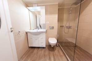 Dusche, Haartrockner, Handtücher, Seife