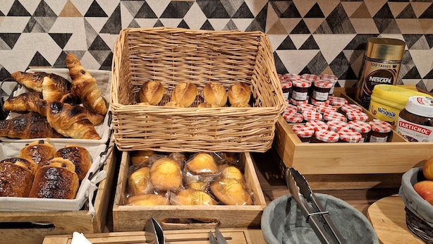 Daily buffet breakfast for a fee - Hôtel Le Saint Quentin (Saint-Quentin)