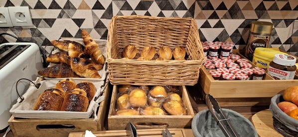 Petit déjeuner buffet (6.40 EUR par personne)