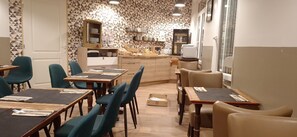 Daily buffet breakfast (EUR 6.40 per person) - Hôtel Le Saint Quentin (Saint-Quentin)