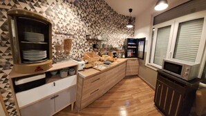 Daily buffet breakfast for a fee - Hôtel Le Saint Quentin (Saint-Quentin)