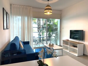 Thalassa Holiday Apt DPS 001 | บริเวณนั่งเล่น | สมาร์ททีวี 43 นิ้ว พร้อมช่องดิจิตอล