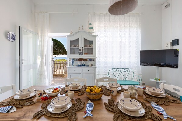 Apartment | Private kitchen | Electric kettle - 3716 Villetta White by Barbarhouse (Alliste)