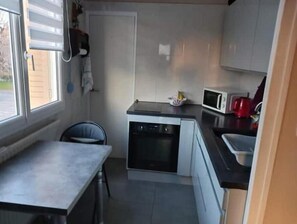Kylskåp, mikrovågsugn, ugn och spishäll