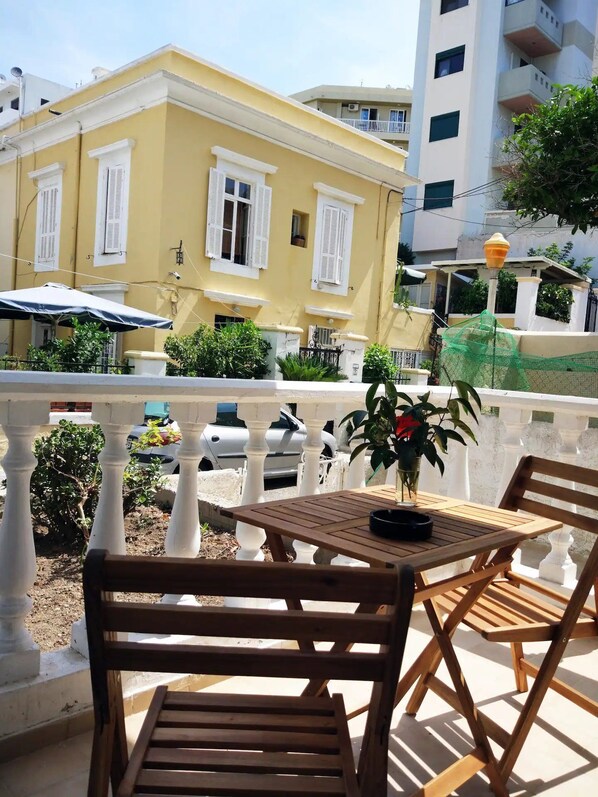 Outdoor dining - Cosy apartment near the city center. 5 minutes from the sea! (Rodos)