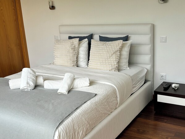 3 slaapkamers, een strijkplank/strijkijzer, reisbedje, wifi