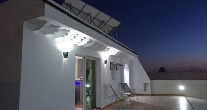 Cozy Rooftop Studio w/ Amazing City Skyline Views Central to Downtown & Airport