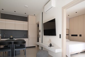 1 bedroom, in-room safe, iron/ironing board, travel cot - Cueva Villa III, with Pool, SeaViews & walk to Sea (Rethymno)