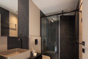 Douche, sèche-cheveux, serviettes fournies, savon