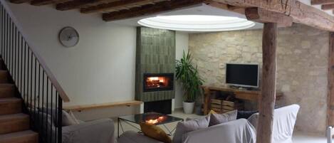 Una televisión, una chimenea