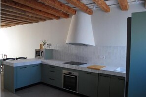 Fridge, microwave, oven, stovetop - Casa de Agustín (Valverde del Majano)