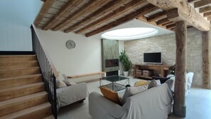 Televisión y chimenea 