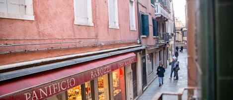 1 bedroom, Egyptian cotton sheets, premium bedding, down duvets