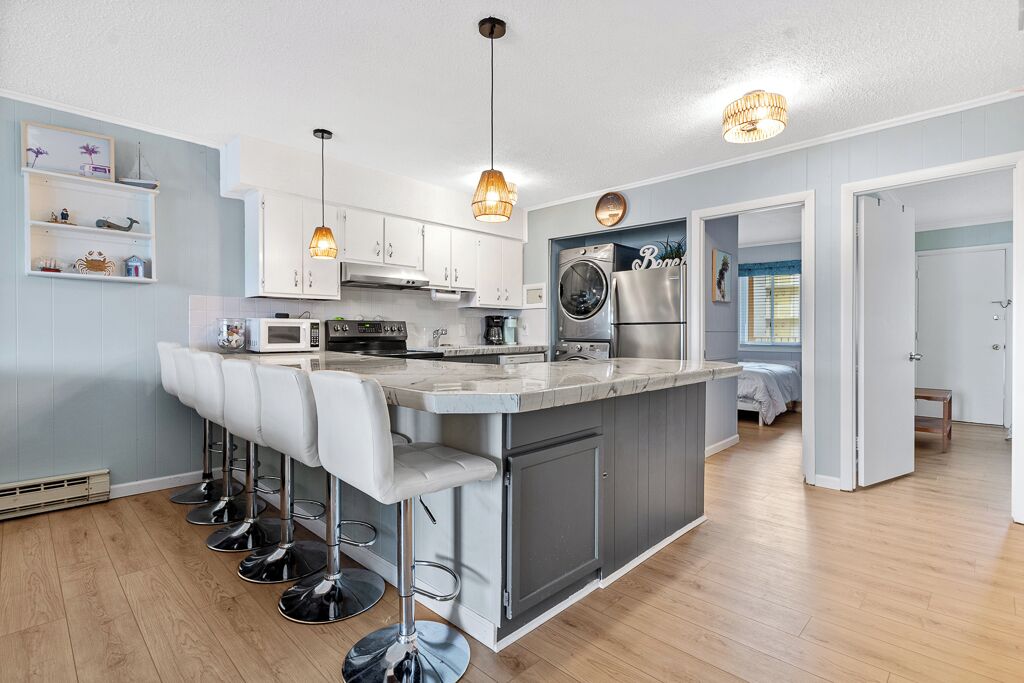 Coffee/tea maker, kitchen islands