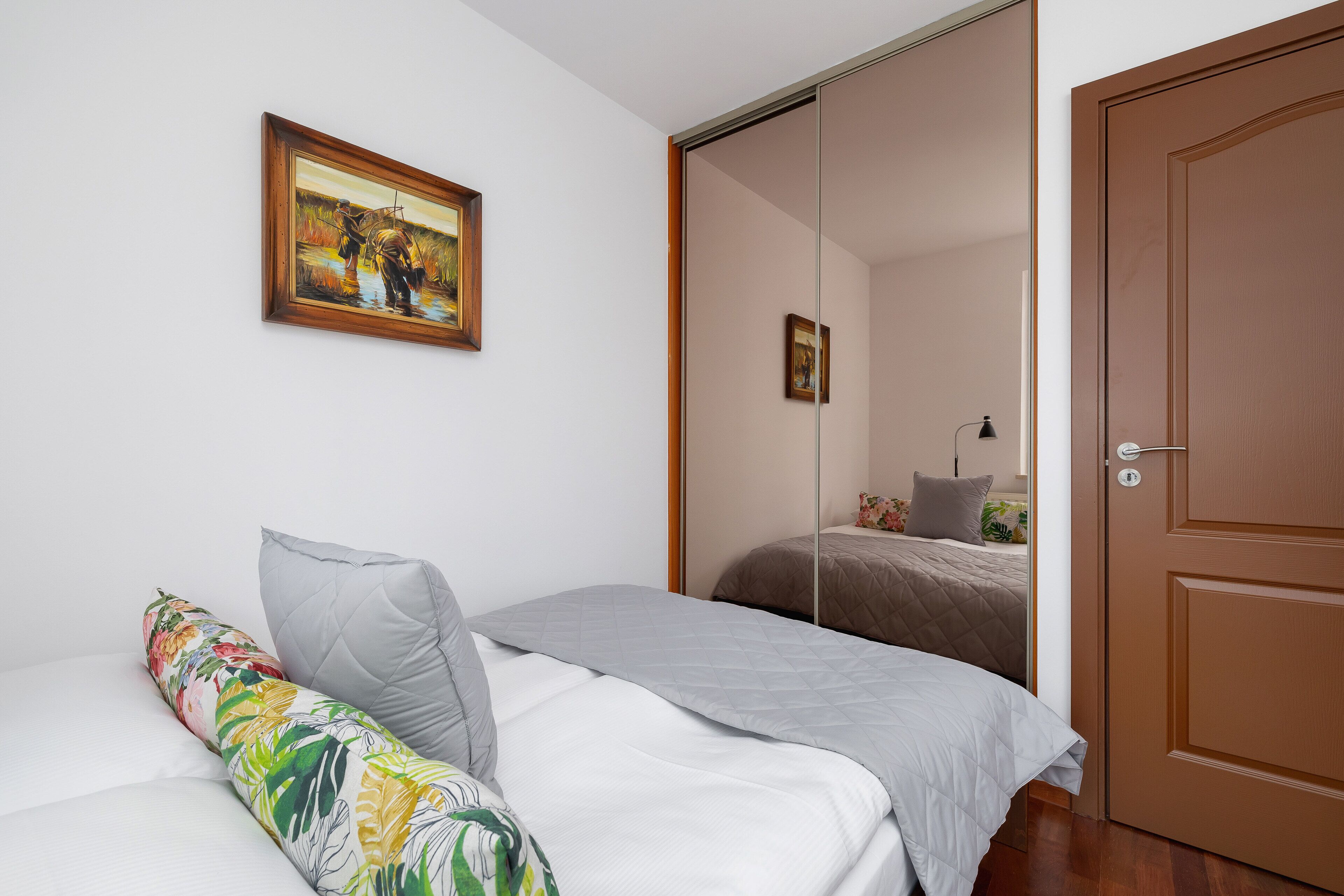 2 عدّة غرف نوم وملاءات أسرّة