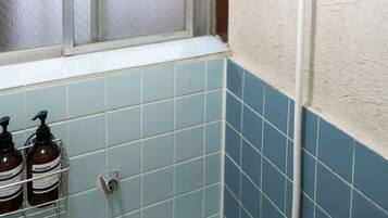 Haartrockner, Handtücher, Seife, Toilettenpapier