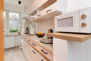 Departamento, 1 habitación, cocina, junto a la playa | Cocina privada | Microondas y utensilios de cocina 